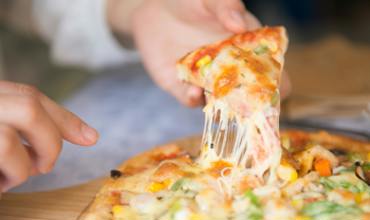 Cheese pizza with sausage