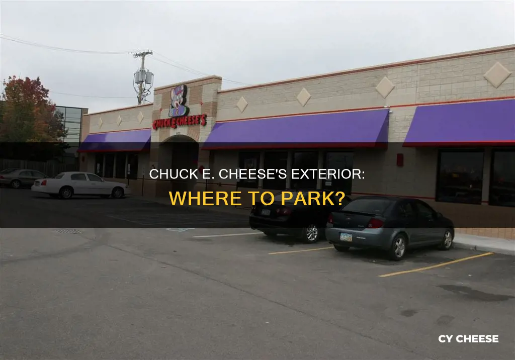 is there parking at chuck e cheese exterior