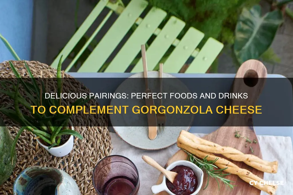 what goes good with gorgonzola cheese