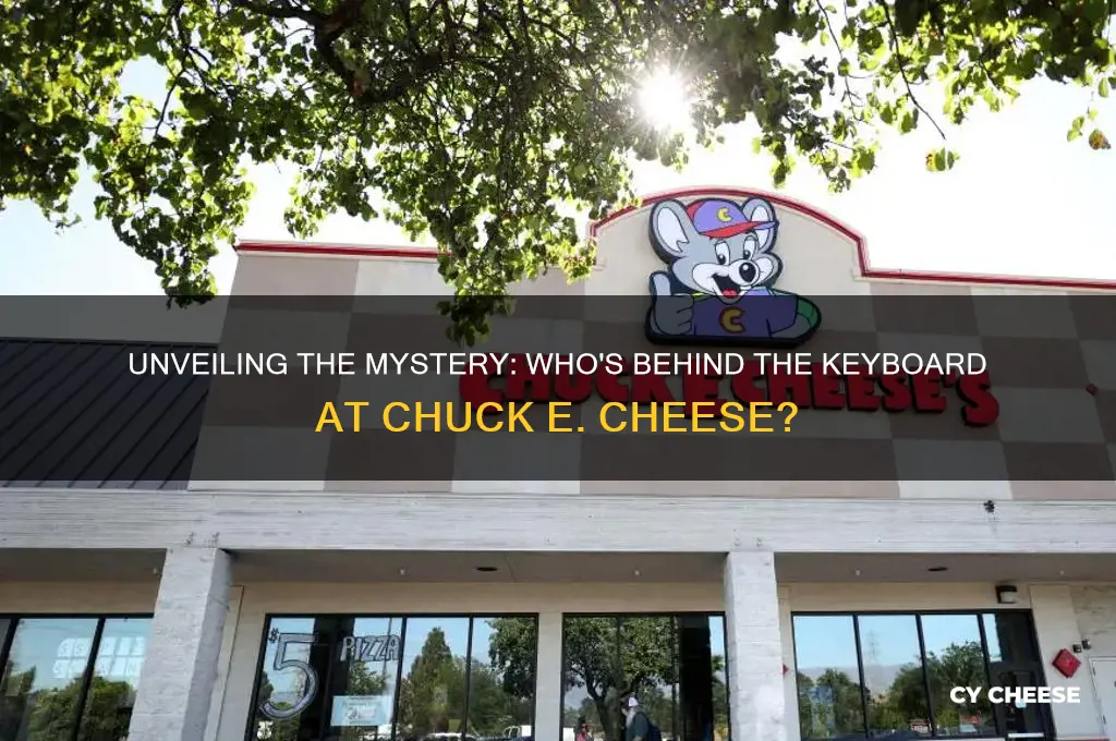 who is on the keyboard in chucky cheese